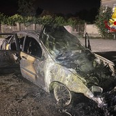La carcassa dell'auto dopo l'incendio La carcassa dell'auto dopo l'incendio
