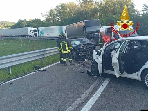 I vigili del fuoco sul luogo dello scontro I vigili del fuoco sul luogo dello scontro