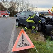 Auto contro palo della luce: ragazzo di 21 anni finisce al pronto soccorso