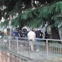Un momento dell'operazione di polizia a Varese