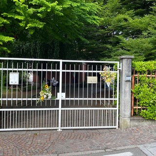 I fiori sull'ingresso della Pascoli di Cazzago