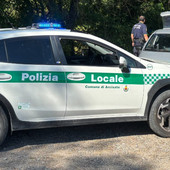 Una pattuglia della polizia locale di Arcisate durante un servizio sul territorio