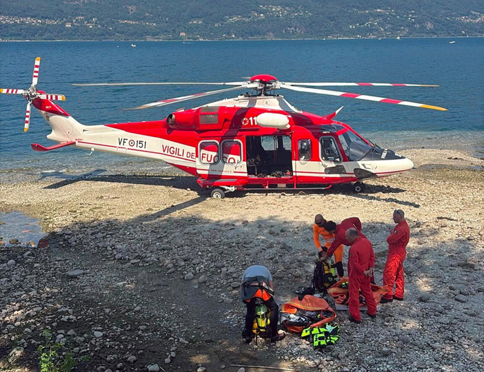 I vigili del fuoco impegnati nelle operazioni di recupero del cadavere a Caldè