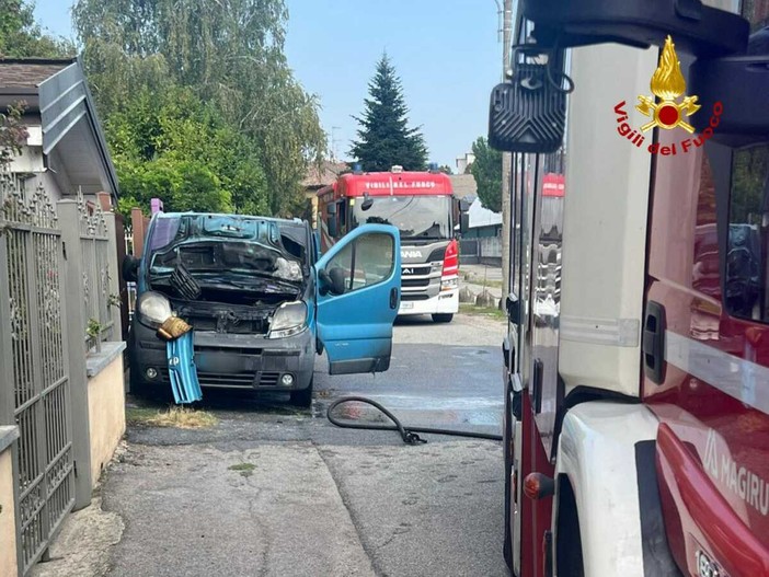Busto, furgone in fiamme in via delle Lucciole: scattano i soccorsi, interviene anche il volto noto Diego Barbati Busto, furgone in fiamme in via delle Lucciole: scattano i soccorsi, interviene anche il volto noto Diego Barbati