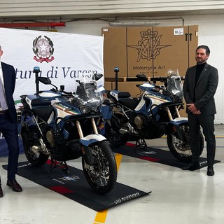 Il questore di Varese Carlo Mazza (a sinistra) e il CEO di MV Agusta Luca Martin in posa con le due moto da Enduro donate oggi alla Polizia di Varese
