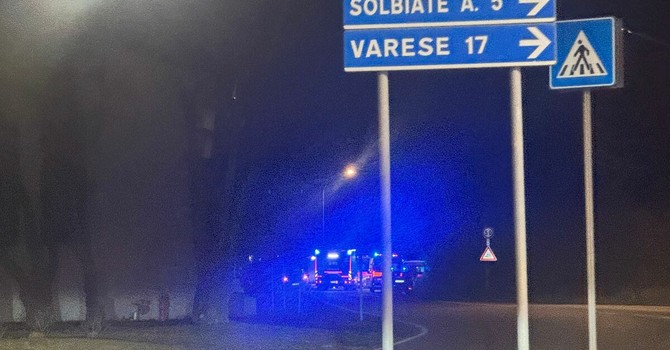 Il luogo dell'incidente e le luci dei mezzi di soccorso Il luogo dell'incidente e le luci dei mezzi di soccorso