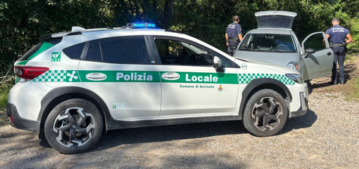 Una pattuglia della polizia locale di Arcisate durante un servizio sul territorio