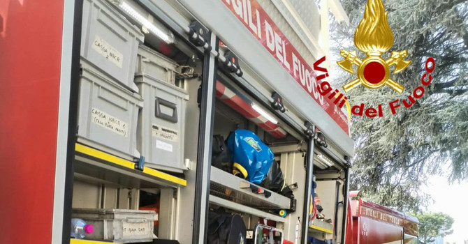 Fiamme in un capannone di Olgiate Olona: in azione i vigili del fuoco