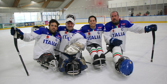 I varesini della Polha in pista con la Nazionale di para ice hockey: da sinistra Gabriele Lanza, Santino Stillitano, Alessandro Andreoni e Roberto Radice