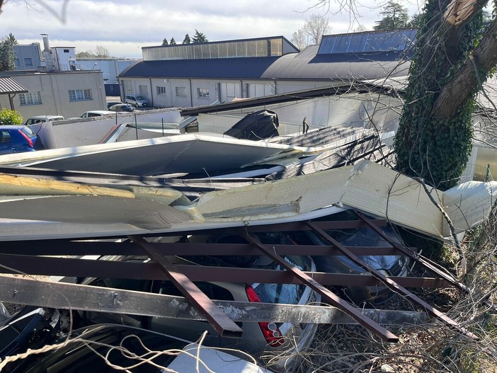 I danni del vento di ieri in via Astico