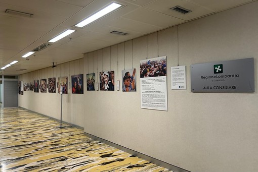 «L’indifferenza è il nemico più silenzioso»: a Palazzo Pirelli la mostra “Scatti di Meraviglia” con le immagini del clown di guerra