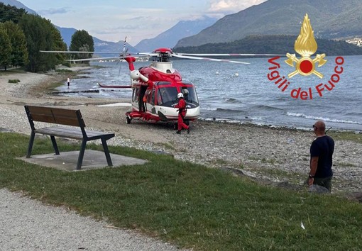 L'elicottero dei vigili del fuoco di Varese impegnato nelle ricerche