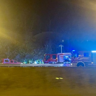 Un'auto si schianta contro il guard rail tra l'A8 e l'A26. Grave un uomo Un'auto si schianta contro il guard rail tra l'A8 e l'A26. Grave un uomo