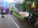 Si ribalta nella scarpata con l'auto: paura per una 26enne nel Comasco