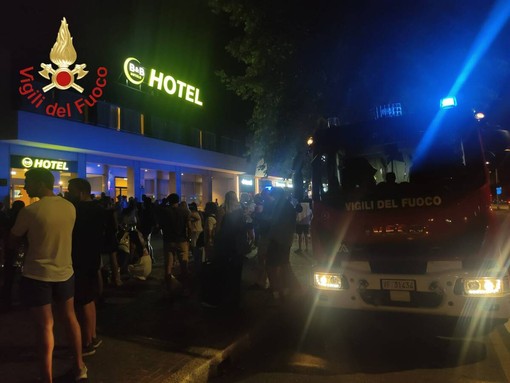 Disturbi respiratori in un hotel di Como, ipotesi spray urticante: evacuati 150 turisti Disturbi respiratori in un hotel di Como, ipotesi spray urticante: evacuati 150 turisti