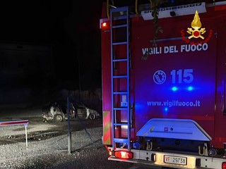 La carcassa dell'auto dopo l'incendio La carcassa dell'auto dopo l'incendio
