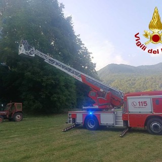 Cittiglio, parapendista in difficoltà resta appeso a un albero