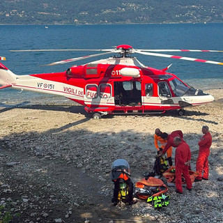 I vigili del fuoco impegnati nelle operazioni di recupero del cadavere a Caldè