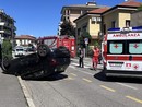FOTO. Schianto e auto ribaltata in via Crispi: ferita donna di 33 anni