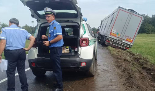 Angera: tir esce di strada, via Varesina chiusa al traffico Angera: tir esce di strada, via Varesina chiusa al traffico