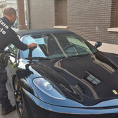 Guidava una Ferrari senza la patente, nei guai un automobilista svizzero: sequestro e maxi multa Guidava una Ferrari senza la patente, nei guai un automobilista svizzero: sequestro e maxi multa