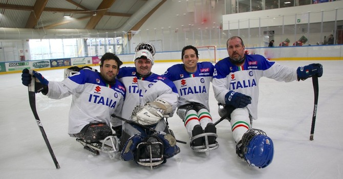 I varesini della Polha in pista con la Nazionale di para ice hockey: da sinistra Gabriele Lanza, Santino Stillitano, Alessandro Andreoni e Roberto Radice