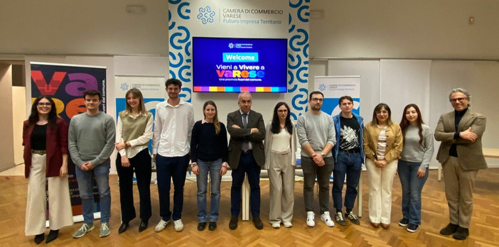 Alcuni dei ragazzi che si sono aggiudicati il bando in Camera di Commercio con il presidente Mauro Vitiello, la segretaria Anna Deligios e Roberto Gentilomo di Bcc, anche sotto nella prima foto della gallery