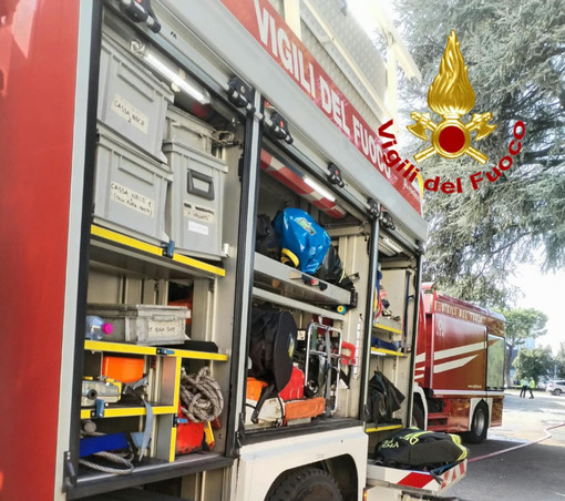 Fiamme in un capannone di Olgiate Olona: in azione i vigili del fuoco Fiamme in un capannone di Olgiate Olona: in azione i vigili del fuoco