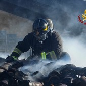 Solbiate Olona, incendio al tetto di un edificio: tre evacuati, uno in ospedale per intossicazione da fumo