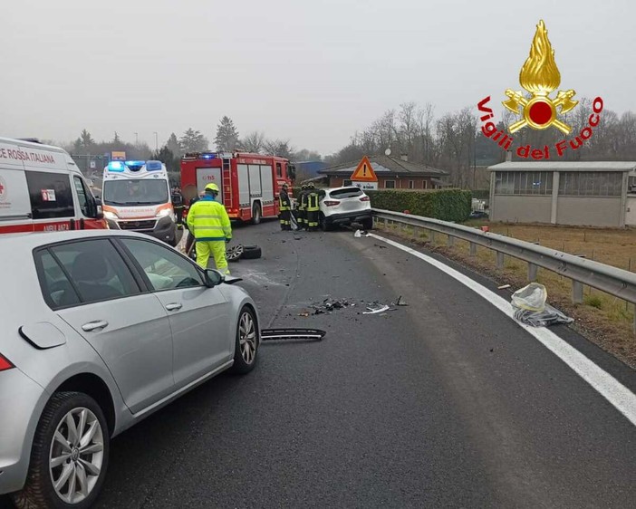 Scontro tra auto a Besnate, donna di 29 anni investita a Buguggiate