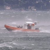 La motovedetta della Guardia Costiera sul lago di Como durante le raffiche di vento di ieri pomeriggio