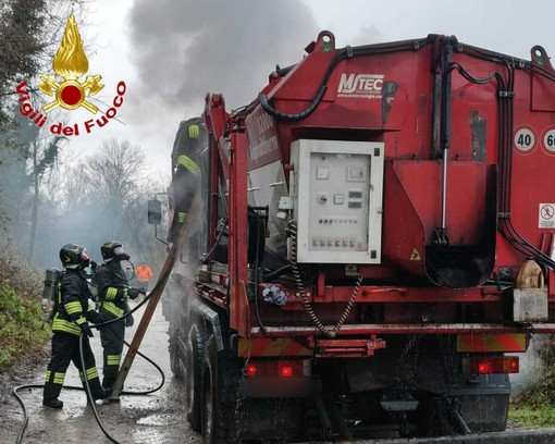 Gornate Olona, in fiamme camion carico di asfalto