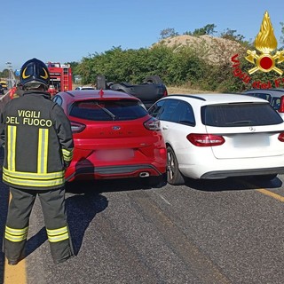 Carambola sulla 336 di Malpensa, un'auto si ribalta: un ferito e code