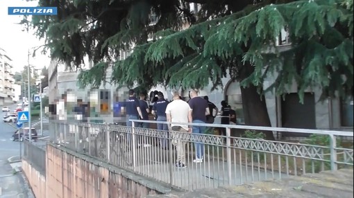 Un momento dell'operazione di polizia a Varese
