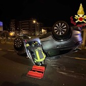 Varese, auto urta alcuni veicoli in sosta e si ribalta: un ferito Varese, auto urta alcuni veicoli in sosta e si ribalta: un ferito