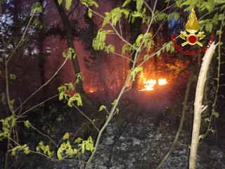 I vigili del fuoco in azione a Casale Litta I vigili del fuoco in azione a Casale Litta