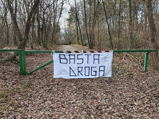 I cartelli comparsi nei boschi dello spaccio a Morazzone