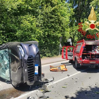 Auto si ribalta nel Comasco: conducente liberato dai vigili del fuoco