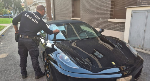 Guidava una Ferrari senza la patente, nei guai un automobilista svizzero: sequestro e maxi multa Guidava una Ferrari senza la patente, nei guai un automobilista svizzero: sequestro e maxi multa