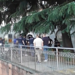 Un momento dell'operazione di polizia a Varese