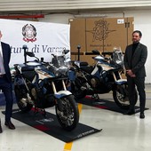 Il questore di Varese Carlo Mazza (a sinistra) e il CEO di MV Agusta Luca Martin in posa con le due moto da Enduro donate oggi alla Polizia di Varese Il questore di Varese Carlo Mazza (a sinistra) e il CEO di MV Agusta Luca Martin in posa con le due moto da Enduro donate oggi alla Polizia di Varese