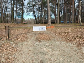 I cartelli comparsi nei boschi dello spaccio a Morazzone