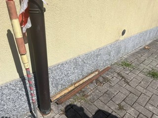 I segni dell'effrazione della scorsa notte da Gamba Cicli alla Schiranna I segni dell'effrazione della scorsa notte da Gamba Cicli alla Schiranna