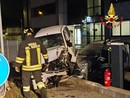 FOTO. Vola fuori strada, colpisce le auto in sosta e abbatte un palo