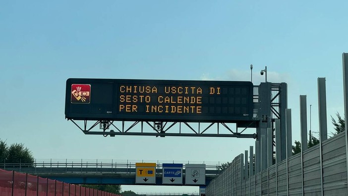 Tragico incidente sull’A8: Fiat Doblò contro lo spartitraffico, una vittima