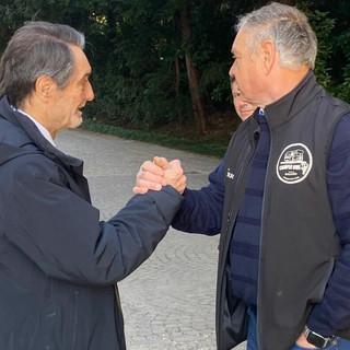 Attilio Fontana all'ingresso degli stati generali della salute questa mattina mentre saluta Rinaldo Ballerio