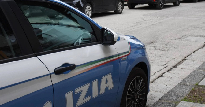Cinque contro uno per una ragazza: pestaggio tra minorenni in centro a Busto