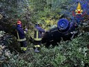 Tradate, auto ribaltata fuori strada notata da un passante