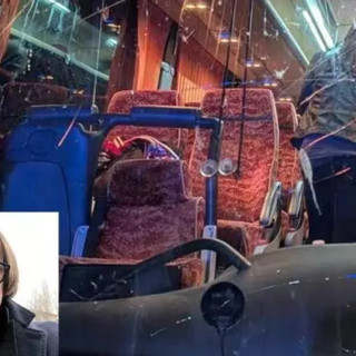 Il pullman dei tifosi del Pistoia Basket colpito durante un assalto in provincia di Rieti nell'immagine pubblicata su Facebook dal governatore della Toscana, Eugenio Giani. Nel riquadro Raffaele Marianella, l'autista rimasto ucciso