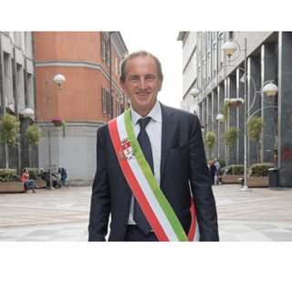 Emanuele Antonelli alla sua prima uscita in città con la fascia tricolore da sindaco nel 2016